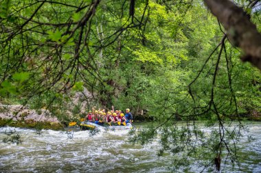 macera ekibi Nestos Ri soğuk sularında rafting yapıyor
