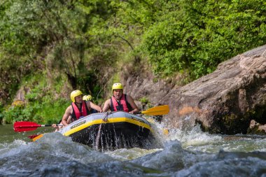 macera ekibi Nestos Ri soğuk sularında rafting yapıyor