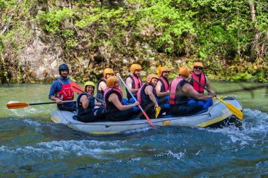 macera ekibi Nestos Ri soğuk sularında rafting yapıyor