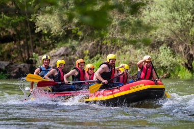 macera ekibi Nestos Ri soğuk sularında rafting yapıyor