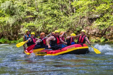 macera ekibi Nestos Ri soğuk sularında rafting yapıyor