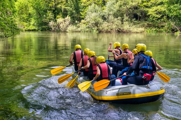 macera ekibi Nestos Ri soğuk sularında rafting yapıyor
