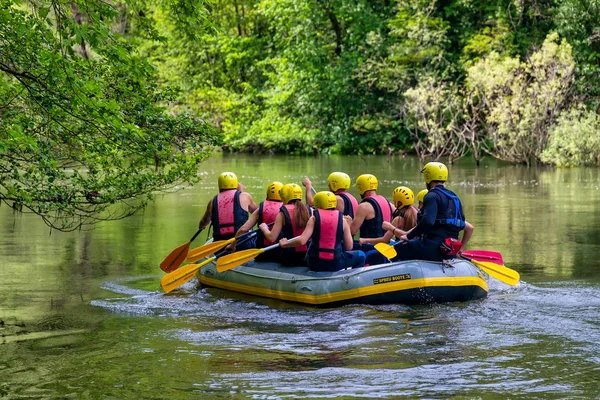 Team di avventura facendo rafting sulle fredde acque del Nestos Ri — Foto Stock