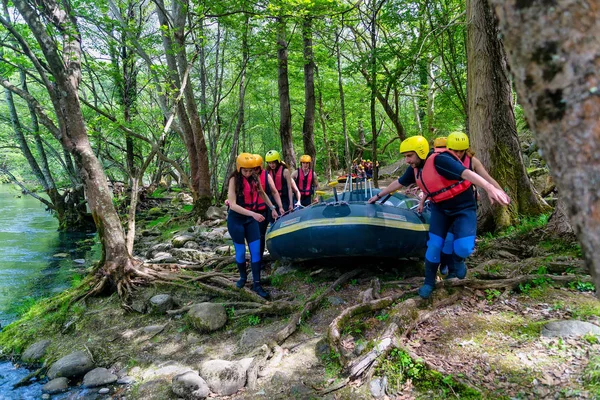 Team di avventura facendo rafting sulle fredde acque del Nestos Ri — Foto Stock