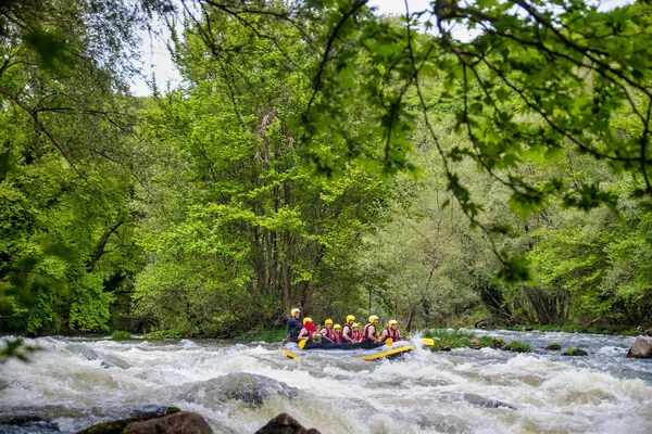 Team di avventura facendo rafting sulle fredde acque del Nestos Ri — Foto Stock