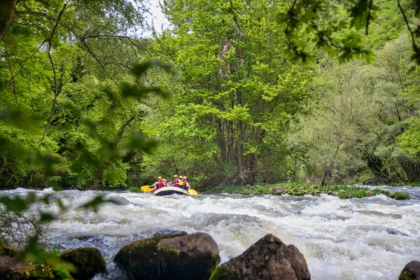 Team di avventura facendo rafting sulle fredde acque del Nestos Ri — Foto Stock