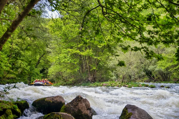 Team di avventura facendo rafting sulle fredde acque del Nestos Ri — Foto Stock