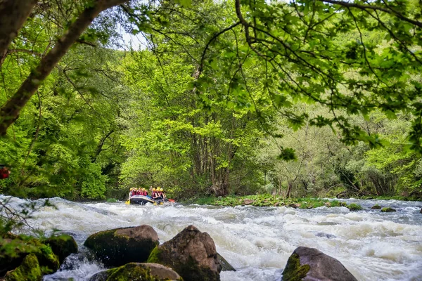 Team di avventura facendo rafting sulle fredde acque del Nestos Ri — Foto Stock