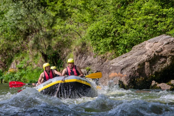 Team di avventura facendo rafting sulle fredde acque del Nestos Ri — Foto Stock