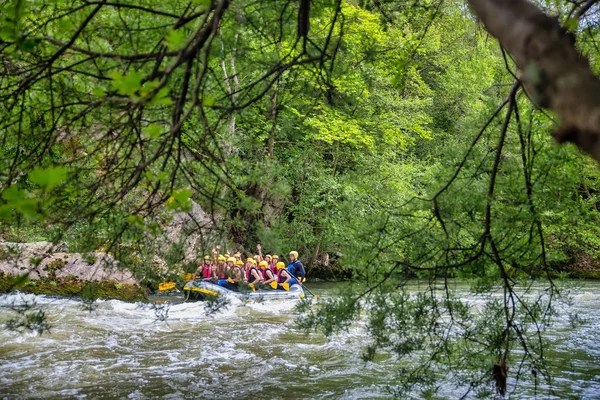 Team di avventura facendo rafting sulle fredde acque del Nestos Ri — Foto Stock