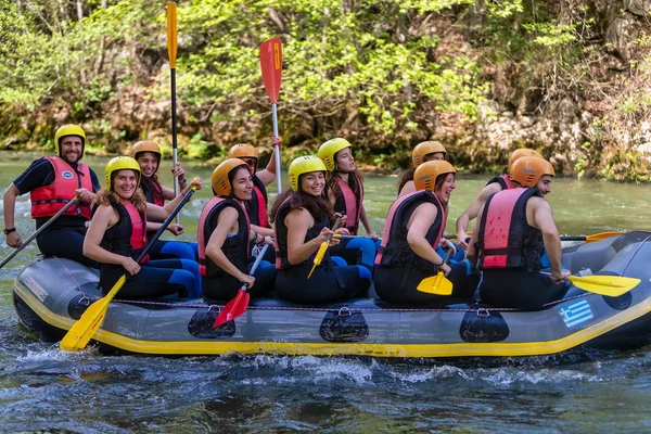 Equipo de aventura haciendo rafting en las frías aguas de los Nestos Ri —  Fotos de Stock