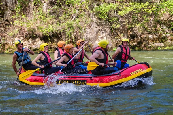 Team di avventura facendo rafting sulle fredde acque del Nestos Ri — Foto Stock