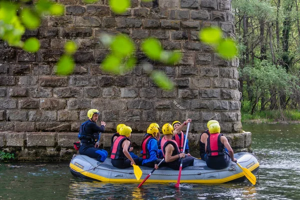 Team di avventura facendo rafting sulle fredde acque del Nestos Ri — Foto Stock