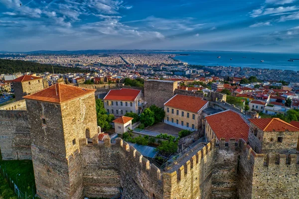 Vista aérea del antiguo castillo bizantino en la ciudad de Tesalónica —  Fotos de Stock
