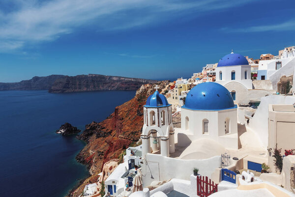 Деревня Ия на острове Санторини на закате в Греции
