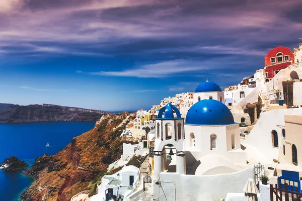 Oia pueblo en la isla de Santorini al atardecer en Grecia — Foto de Stock