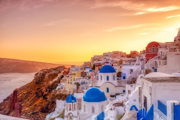 Oia Village op het eiland Santorini bij zonsondergang in Griekenland — Stockfoto