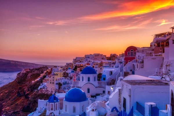 Oia pueblo en la isla de Santorini al atardecer en Grecia — Foto de Stock