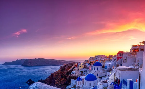 Wioska Oia na wyspie Santorini o zachodzie słońca w Grecji — Zdjęcie stockowe