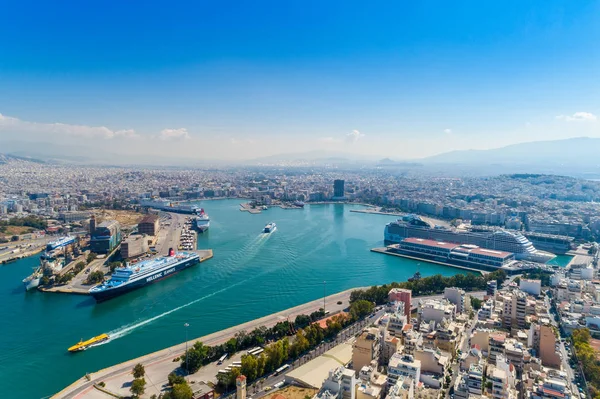 Foto panorámica del dron aéreo del Pireo y el famoso puerto en d — Foto de Stock