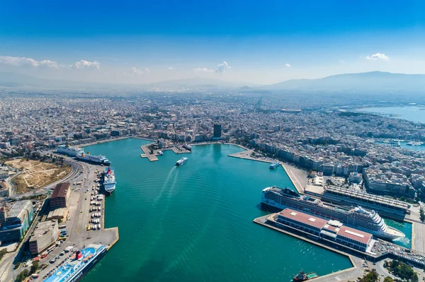 Vzdušná, panoramatická fotka Pirea a slavného přístavu v d — Stock fotografie