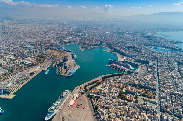 Foto panorámica del dron aéreo del Pireo y el famoso puerto en d — Foto de Stock