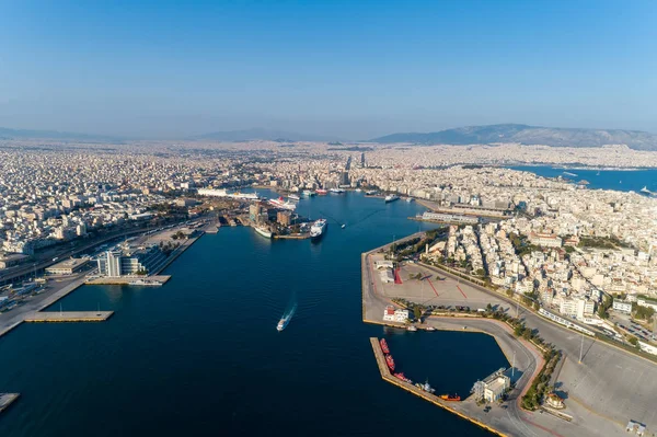 Foto panorámica del dron aéreo del Pireo y el famoso puerto en d —  Fotos de Stock