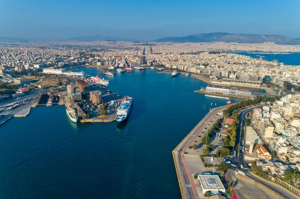 Foto panorámica del dron aéreo del Pireo y el famoso puerto en d — Foto de Stock