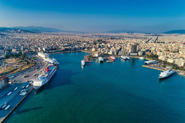 Foto panorámica del dron aéreo del Pireo y el famoso puerto en d — Foto de Stock