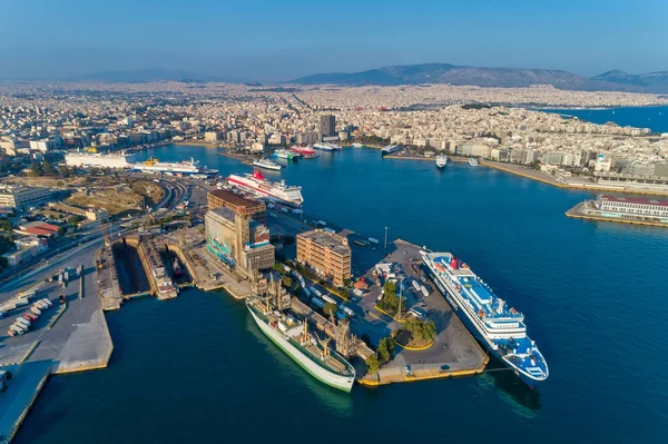 Vzdušná, panoramatická fotka Pirea a slavného přístavu v d — Stock fotografie