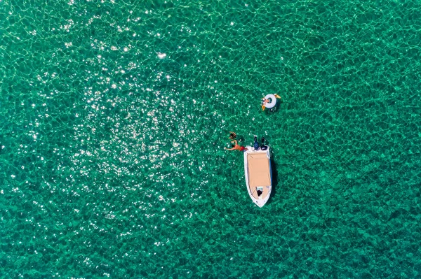 Vista superior de la gente en carrozas en el océano en Chalkidiki, Grecia . — Foto de Stock