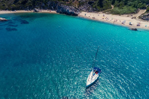 Uitzicht op Fava Beach op Chalkidiki, Griekenland in de zomer. Luchtfoto P — Stockfoto