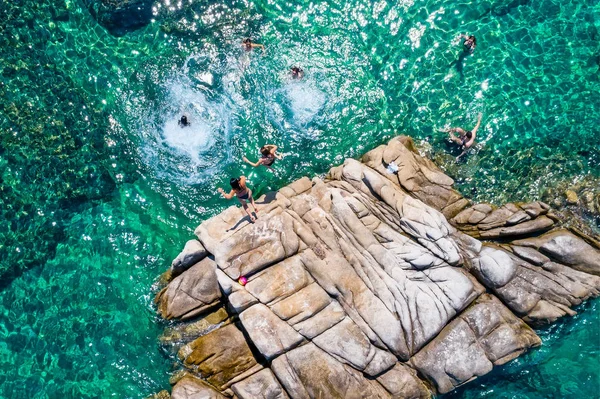 Giovani che saltano da una pietra nell'oceano a Fava Beach a — Foto Stock