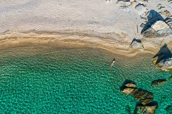 Vista de cerca de la playa de Fava en Chalkidiki, Grecia. Fotografía aérea — Foto de Stock