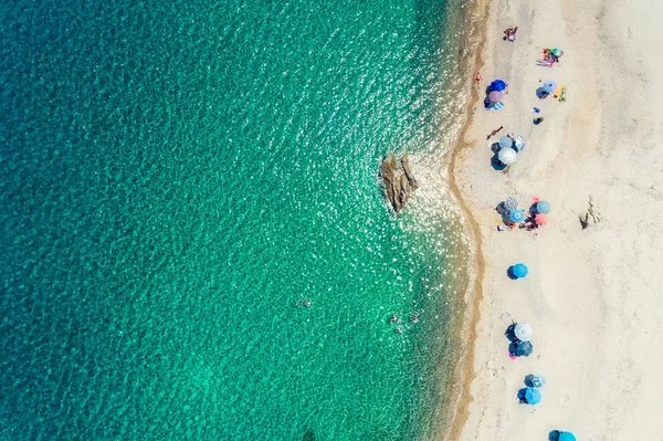 ギリシャ、チャルキディキのファヴァビーチのトップビュー。航空写真 — ストック写真