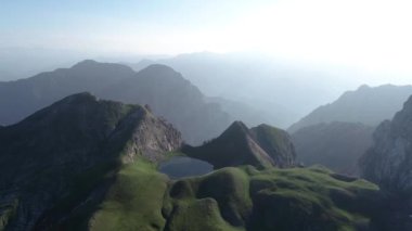 Tymfi'li Drakolimni. Göl, Yunanistan'ın Vikos Milli Parkı'nda, denizden 2050 metre yükseklikte yer almaktadır. Papingo köyüne 5 saatlik yürüme mesafesinde, popüler bir trekking yerdir 