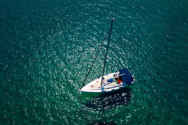 Top utsikt över en båt som seglar vid havet i Chalkidiki, Grekland. A — Stockfoto
