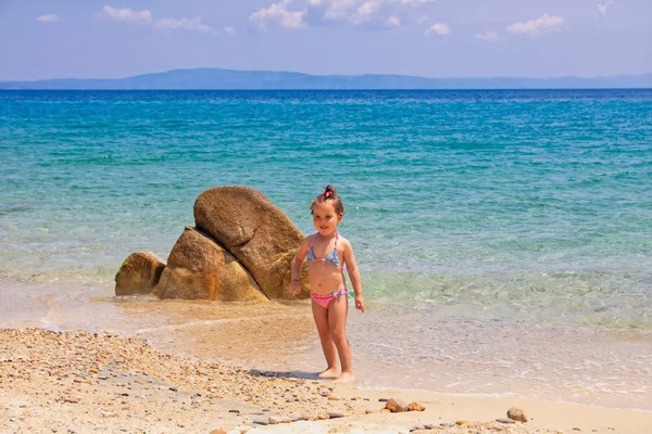 Biraz sevimli kız bebek ho denize yakın bir plajda oynuyor — Stok fotoğraf