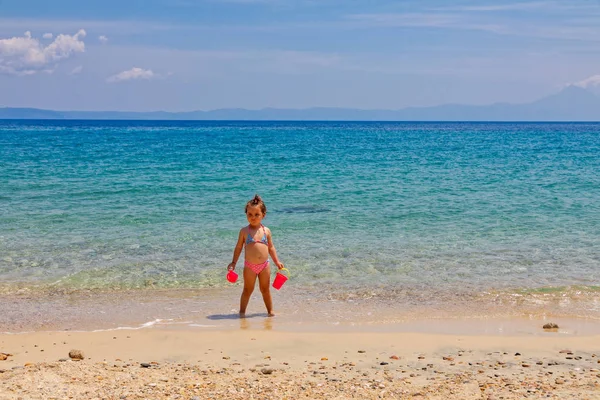 Biraz sevimli kız bebek ho denize yakın bir plajda oynuyor — Stok fotoğraf