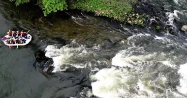Paranesti Nestos Nehri'nin soğuk sularında rafting yapan macera ekibinin havadan görünümü. Nestos nehri Yunanistan'da kirişler arasında en popüler biridir. yavaş çekim