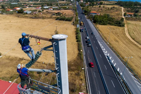 Electricians are climbing on electric poles to install and repai — Stock Photo, Image