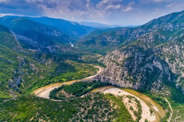 Xanthi, Yunanistan'da Nestos nehri havadan görünümü.