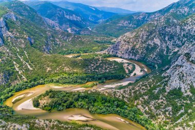 Xanthi, Yunanistan'da Nestos nehri havadan görünümü.