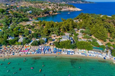 Aliki plajının havadan görünümü, renkli şemsiyelerle, Thass