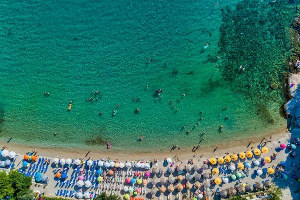 Aliki plajının havadan görünümü, renkli şemsiyelerle, Thass — Stok fotoğraf