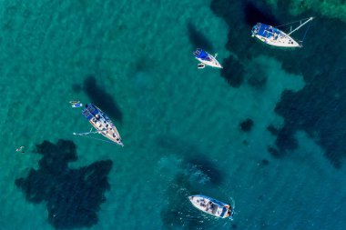 Thassos ISL Aliki plajının önünde yelken teknelerinin havadan görünümü