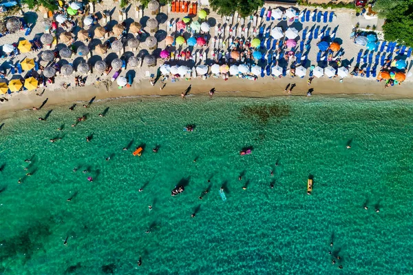 Letecký pohled na pláž Aliki s pestrobarevným deštníky, v Thass — Stock fotografie
