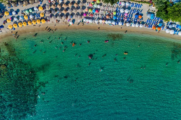 Luftutsikt over Aliki-stranden med fargerike paraplyer, ved Thass – stockfoto