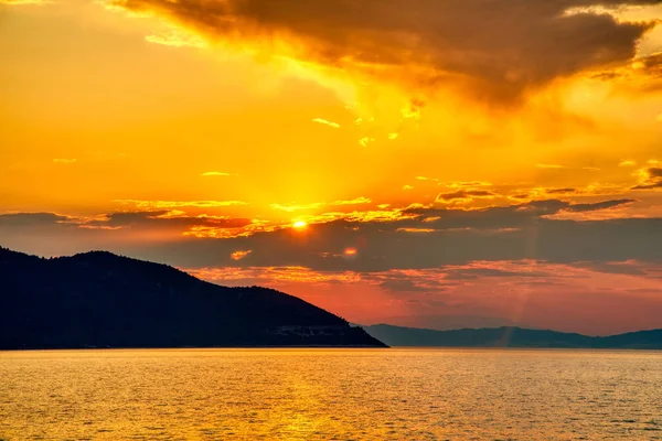 Coucher de soleil magique sur l'île de Thassos en Grèce — Photo