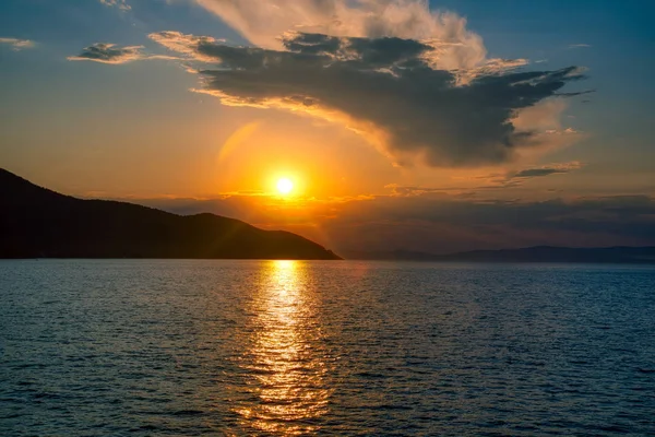 Волшебный закат на острове Тассос в Греции — стоковое фото